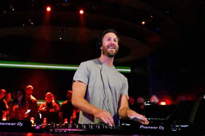 Where does Calvin Harris DJ?